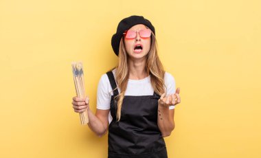 Ressam umutsuz, sinirli ve stresli görünüyor.