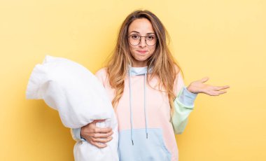 Güzel bir kadın şaşkın, şaşkın ve şüpheci hissediyor. pijama konsepti