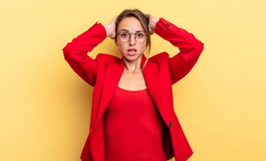 İş kadını kendini stresli, endişeli ya da korkmuş hissediyor.