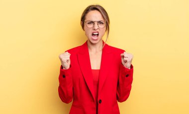 İş kadını kızgın bir ifadeyle agresif bir şekilde bağırıyor