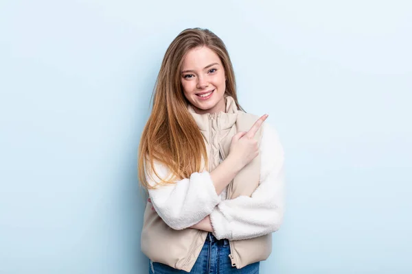 Mujer Pelirroja Caucásica Sonriendo Alegremente Sintiéndose Feliz Señalando Hacia Lado —  Fotos de Stock