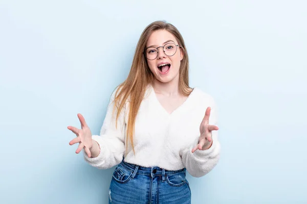 Caucásica Pelirroja Mujer Sintiéndose Feliz Asombrado Afortunado Sorprendido Como Decir —  Fotos de Stock