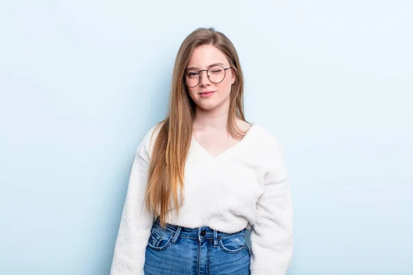 Kaukasische Rode Haar Vrouw Zoek Gelukkig Vriendelijk Glimlachen Knipperen Een — Stockfoto