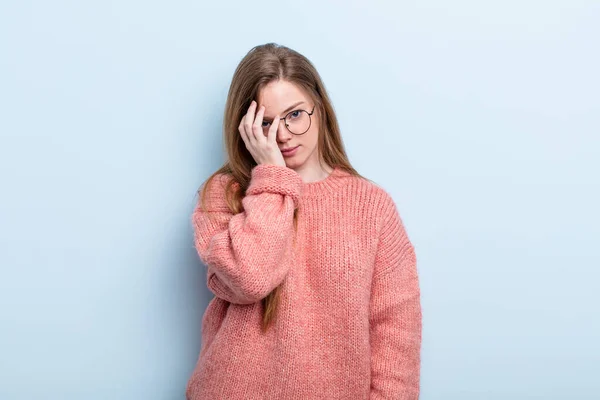 Kaukasische Frau Mit Roten Haaren Die Sich Gelangweilt Frustriert Und — Stockfoto