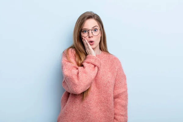 Caucásica Pelirroja Mujer Sintiéndose Sorprendida Asombrada Sosteniendo Cara Mano Incredulidad — Foto de Stock