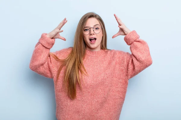 Mujer Pelirroja Caucásica Gritando Con Las Manos Alto Sintiéndose Furiosa — Foto de Stock