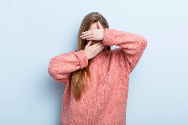 Caucásico Pelo Rojo Mujer Cubriendo Cara Con Ambas Manos Diciendo —  Fotos de Stock