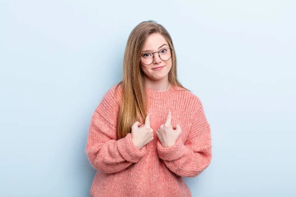 Mujer Pelirroja Caucásica Señalándose Misma Con Aspecto Confuso Cuestionable Sorprendida — Foto de Stock