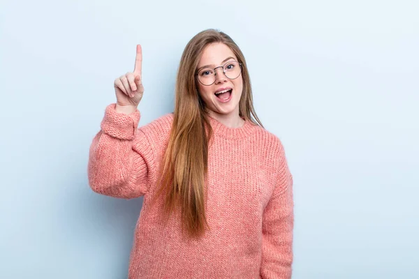 Caucasico Capelli Rossi Donna Sentirsi Come Genio Felice Eccitato Dopo — Foto Stock