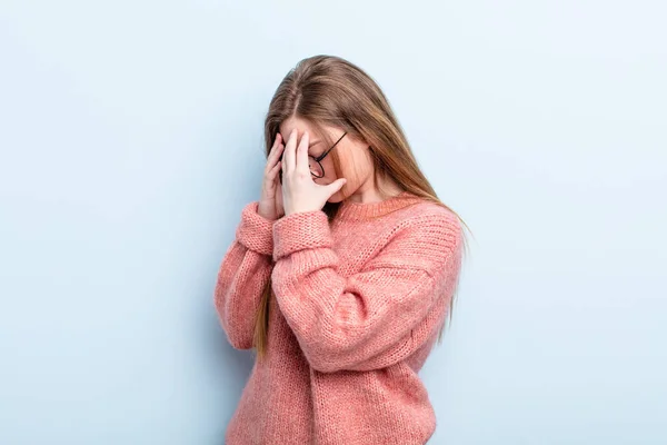 Kaukasiskt Rött Hår Kvinna Som Täcker Ögonen Med Händerna Med — Stockfoto