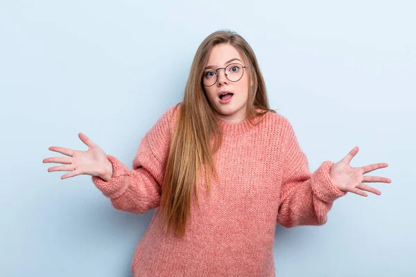 Caucasica Donna Capelli Rossi Sentirsi Perplesso Confuso Insicuro Circa Risposta — Foto Stock