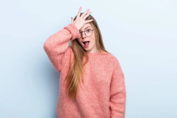 Caucasian Red Hair Woman Raising Palm Forehead Thinking Oops Making — ストック写真