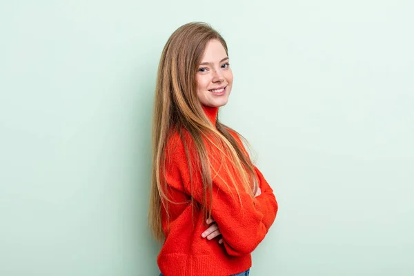 Mujer Pelo Rojo Caucásico Sonriendo Cámara Con Los Brazos Cruzados —  Fotos de Stock