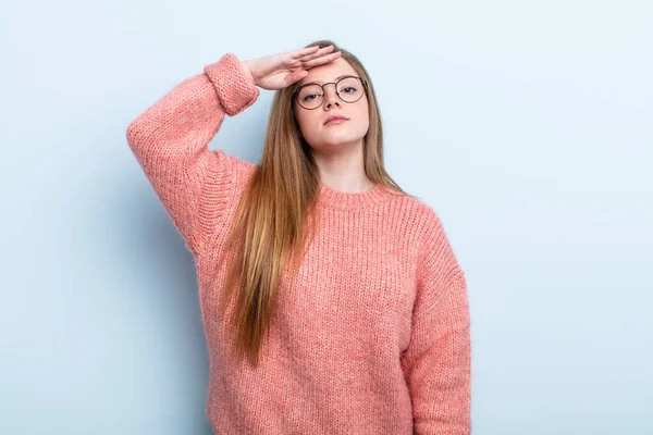 Femme Rousse Caucasienne Saluant Caméra Avec Salut Militaire Dans Acte — Photo