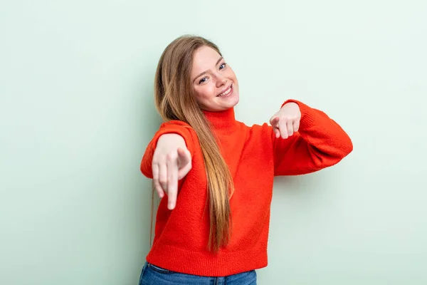 Kaukasische Rode Haarvrouw Die Zich Gelukkig Zelfverzekerd Voelt Met Beide — Stockfoto