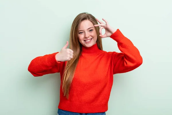 Kaukasische Frau Mit Roten Haaren Fühlt Sich Glücklich Erstaunt Zufrieden — Stockfoto