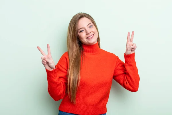 Mujer Pelirroja Caucásica Sonriendo Mirando Feliz Amistosa Satisfecha Haciendo Gestos —  Fotos de Stock