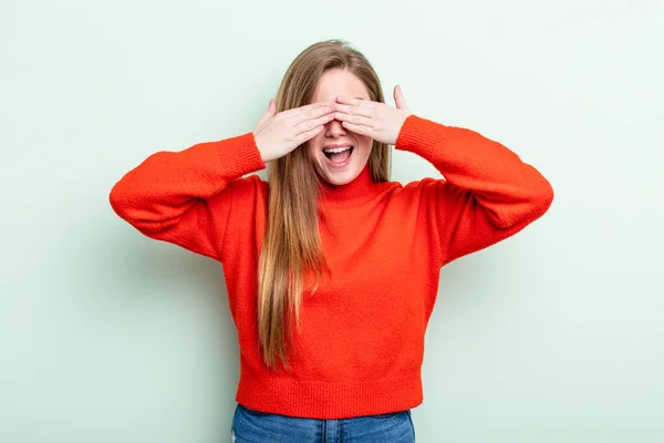 Kaukasische Frau Mit Roten Haaren Lächelt Und Fühlt Sich Glücklich — Stockfoto