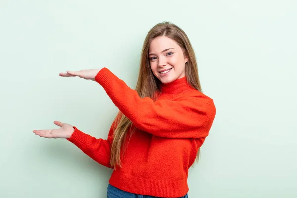 Kaukasische Frau Mit Roten Haaren Lächelt Fühlt Sich Glücklich Positiv — Stockfoto