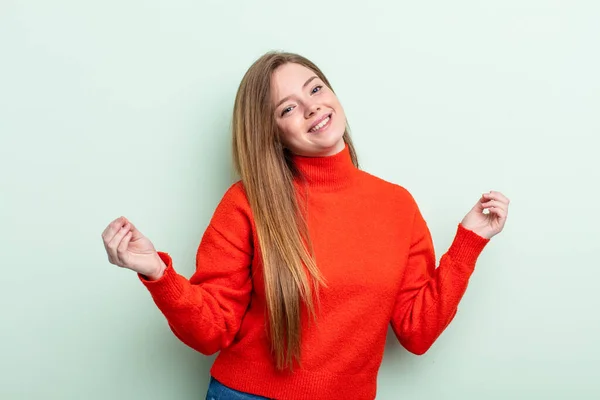 Kaukasische Frau Mit Roten Haaren Lächelt Fühlt Sich Unbeschwert Entspannt — Stockfoto