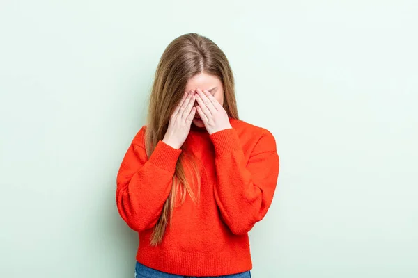Caucasiana Cabelos Vermelhos Mulher Sentindo Triste Frustrado Nervoso Deprimido Cobrindo — Fotografia de Stock