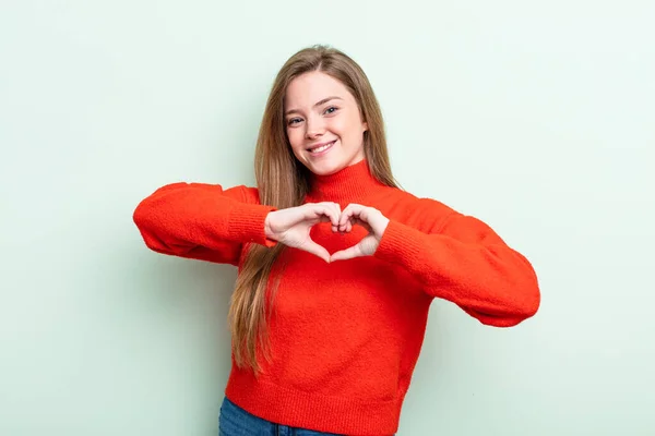 Caucasiano Mulher Cabelo Vermelho Sorrindo Sentindo Feliz Bonito Romântico Apaixonado — Fotografia de Stock