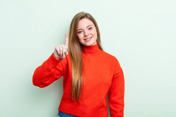 Kaukasische Frau Mit Roten Haaren Lächelt Und Sieht Freundlich Aus — Stockfoto