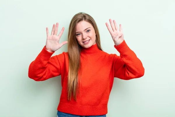 Caucasienne Rousse Femme Cheveux Souriant Regardant Amical Montrant Numéro Neuf — Photo