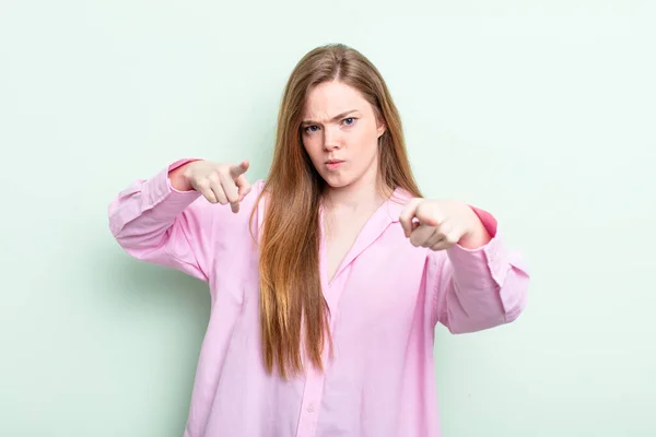 Kaukasiska Röda Hår Kvinna Pekar Framåt Kameran Med Båda Fingrarna — Stockfoto