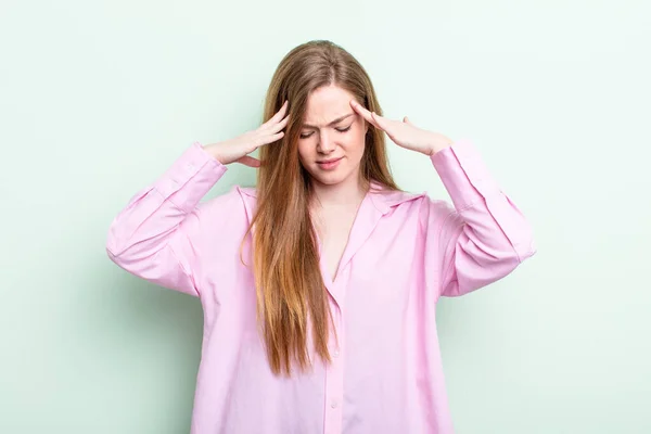 白种人红头发的女人看上去很紧张 很沮丧 在工作压力下头疼 有问题 — 图库照片