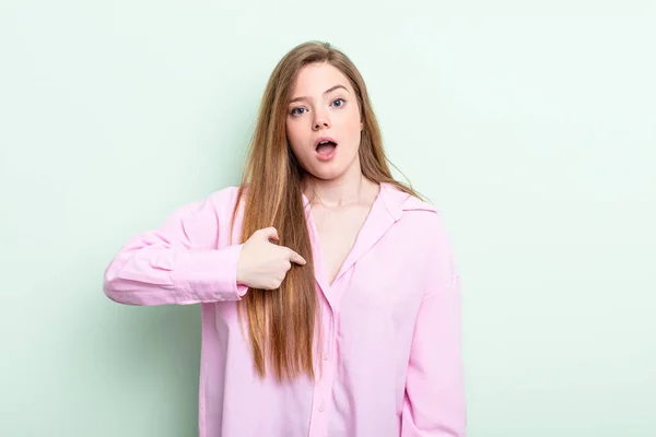 Caucasica Donna Capelli Rossi Guardando Scioccato Sorpreso Con Bocca Spalancata — Foto Stock