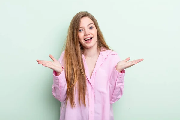 Kaukasische Frau Mit Roten Haaren Sieht Glücklich Und Aufgeregt Aus — Stockfoto