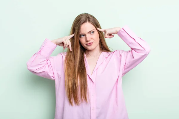 Kaukasiska Rött Hår Kvinna Ser Koncentrerad Och Tänker Hårt Idé — Stockfoto