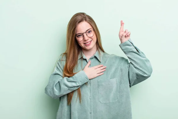 Kaukasische Frau Mit Roten Haaren Die Glücklich Selbstbewusst Und Vertrauenswürdig — Stockfoto