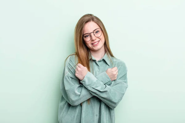 Kaukasische Rode Haar Vrouw Glimlachen Vrolijk Vieren Met Vuisten Gebald — Stockfoto