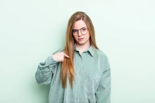 Kaukasische Rode Haar Vrouw Voelt Zich Verward Verbaasd Onzeker Wijzend — Stockfoto