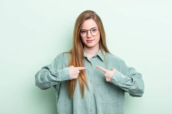 Kaukasische Frau Mit Roten Haaren Die Mit Verwirrtem Und Verwirrtem — Stockfoto