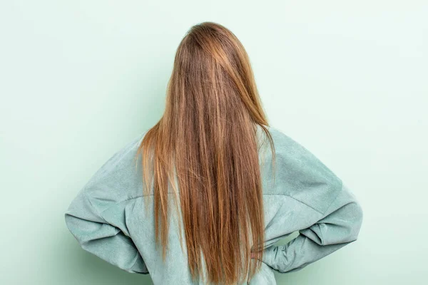 Kaukasische Frau Mit Roten Haaren Die Sich Verwirrt Oder Voll — Stockfoto