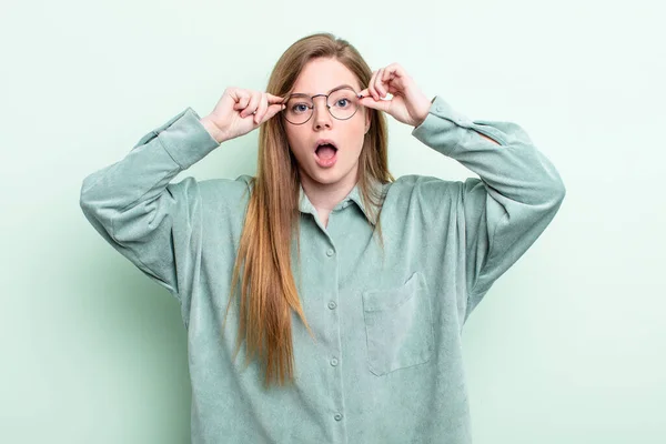 Kaukasische Rode Haar Vrouw Voelt Zich Geschokt Verbaasd Verrast Met — Stockfoto