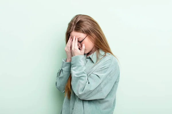 Kaukasiskt Rött Hår Kvinna Som Täcker Ögonen Med Händerna Med — Stockfoto