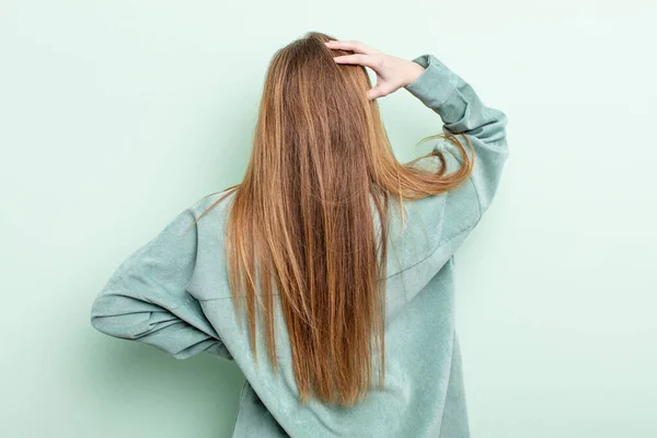 Caucasiano Mulher Cabelo Vermelho Sentindo Sem Noção Confuso Pensando Uma — Fotografia de Stock