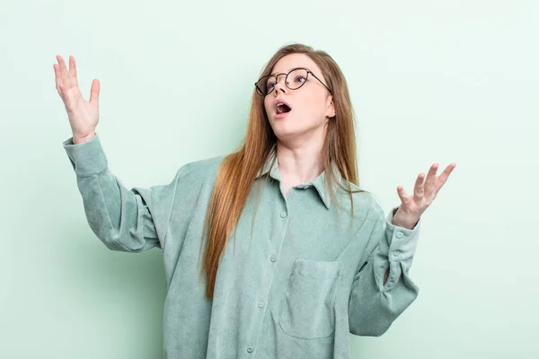 Caucasiana Ruiva Mulher Realizando Ópera Cantando Concerto Show Sentindo Romântico — Fotografia de Stock