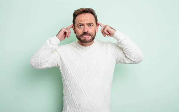 Homem Bonito Meia Idade Sentindo Confuso Duvidoso Concentrando Uma Ideia — Fotografia de Stock