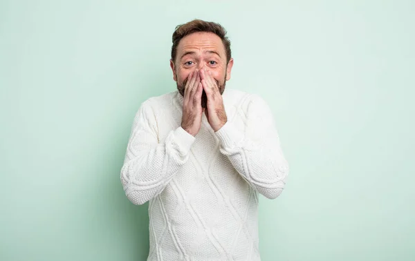 Gutaussehender Mann Mittleren Alters Der Glücklich Fröhlich Glücklich Und Überrascht — Stockfoto