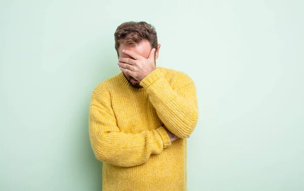 Homem Bonito Meia Idade Olhando Estressado Envergonhado Chateado Com Uma — Fotografia de Stock