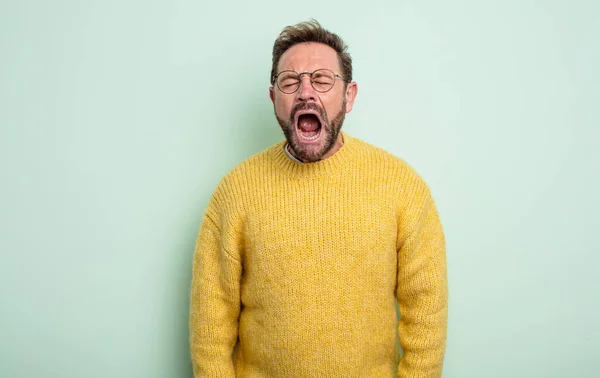 Hombre Guapo Mediana Edad Gritando Agresivamente Mirando Muy Enojado Frustrado —  Fotos de Stock