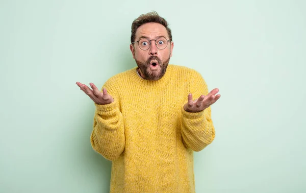 Gutaussehender Mann Mittleren Alters Mit Offenem Mund Und Erstaunt Schockiert — Stockfoto