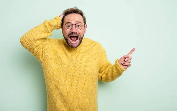 Hombre Guapo Mediana Edad Riendo Mirando Feliz Positivo Sorprendido Realizando — Foto de Stock