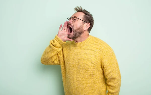 Hombre Guapo Mediana Edad Gritando Fuerte Enojado Para Copiar Espacio — Foto de Stock