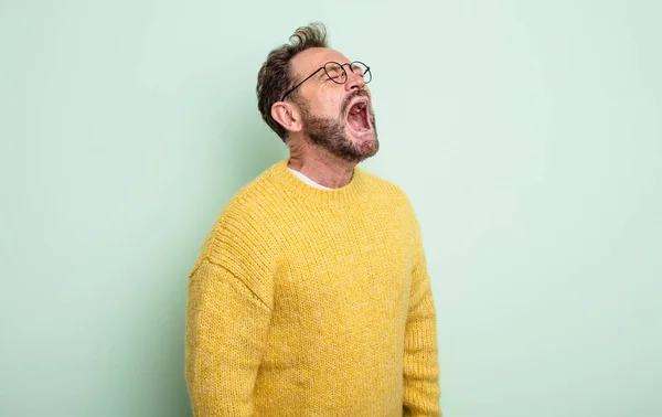 Medelålders Stilig Man Skriker Rasande Skriker Aggressivt Ser Stressad Och — Stockfoto